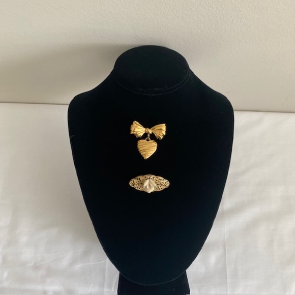 BUNDLE Avon Gold Tone Ribbon Heart/Gold Tone Filigree Ceramic Rose Brooches - Picture 2 of 7